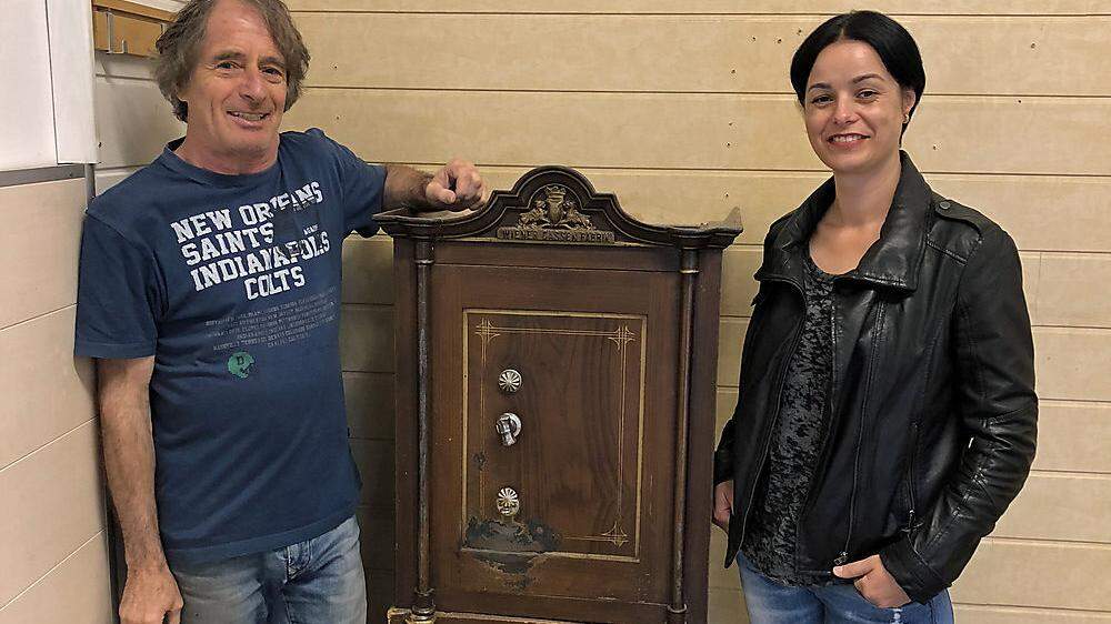 Paulina und Klaus Watzlik räumen ihre Lottokollektur in der Leobener Graf-Gasse, die mehr als 100 Jahre in der Familie war, aus