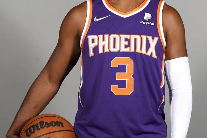 Das Zeitfenster für einen Titel des Überraschungsfinalisten aus der Vorsaison dürfte sich rasch schließen. Zwar hat Routinier Chris Paul (Bild) erst einen neuen Vertrag unterschrieben, doch es herrscht Ungewissheit um die Zukunft des jungen Centers DeAndre Ayton. Die Suns wollen die Gehaltsforderungen ihres drittwichtigsten Spielers (nach Paul und Devin Booker) nicht erfüllen - und könnten ihn bald verlieren.