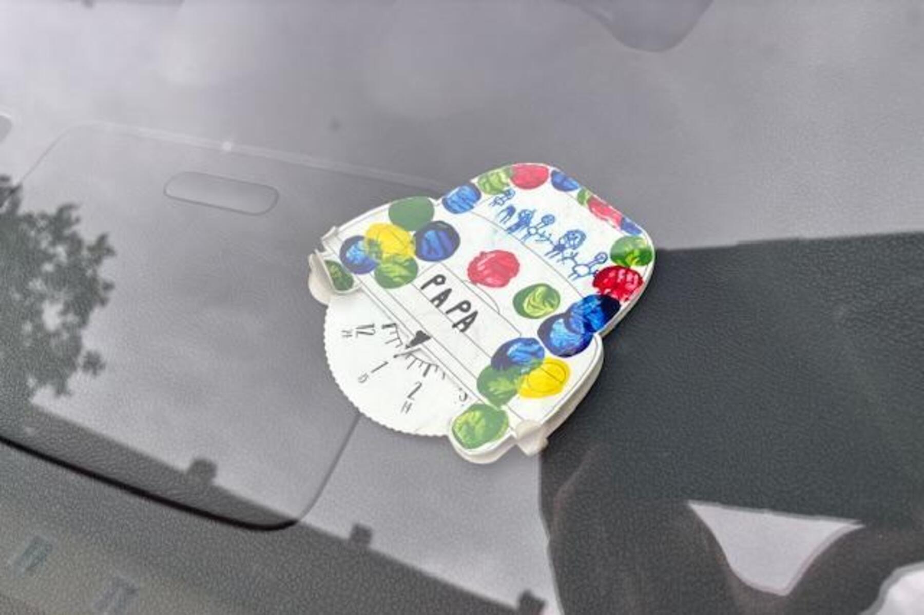 Familie muss 25 Euro Strafe für selbstgebastelte Parkuhr zah