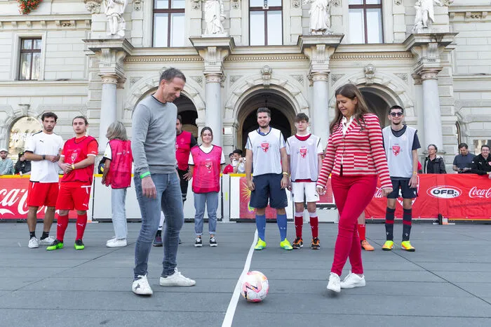 ÖFB-Präsident Klaus Mitterdorfer und Landesrätin Doris Kampus übernahmen den Ehrenankick.