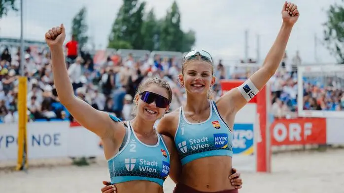 Magdalena Rabitsch (links) mit Oleksandra Shkarupa