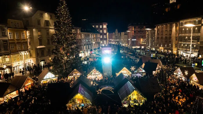 Es werde Licht ... Der Christbaum, der schon seit einigen Tagen steht, wurde am Samstag offiziell illuminiert
