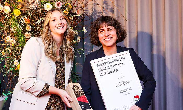 Sponsor-Vertreterin Julia Matschnigg (Reyhani Teppiche) mit Preisträgerin Lisa Rohrer