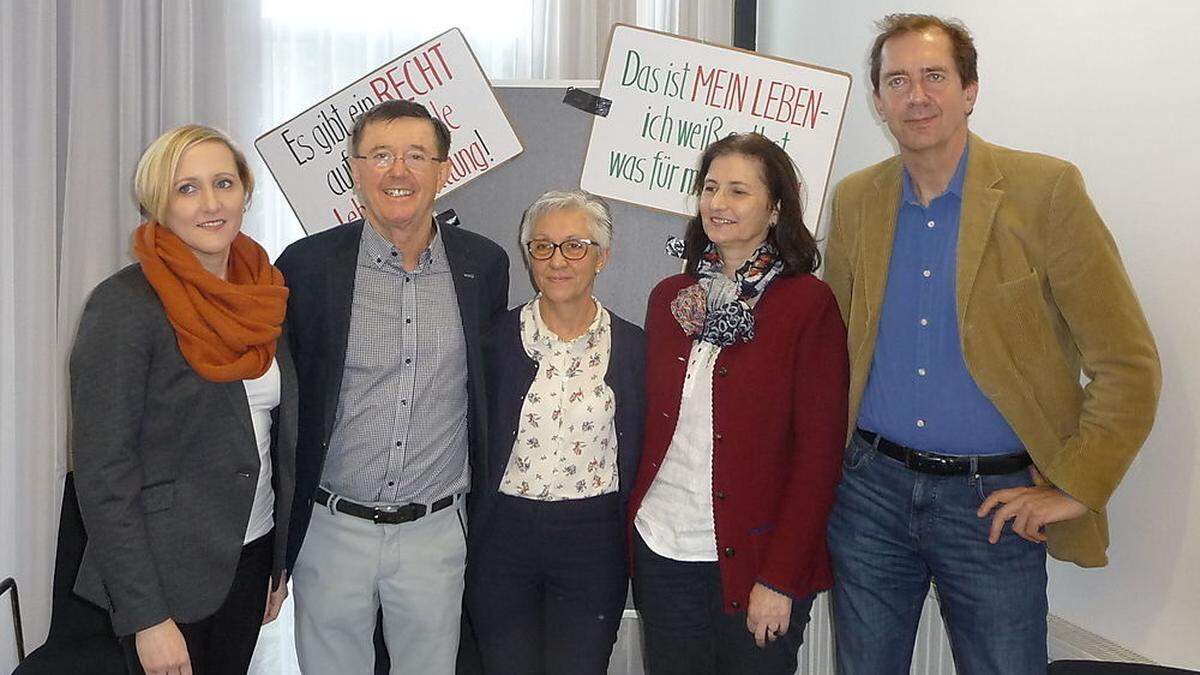 Bürgermeisterin Elke Halbwirth (Gleinstätten), Rechtsanwalt Kurt Klein, Elternvertreterinnen Christine Fuchs-Wurzinger und Hermine Marhold sowie BH-Stellvertreter Wolfgang Klemencic 