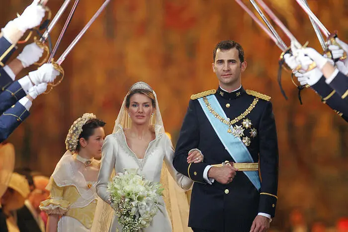 Nur bei wenigen Dingen hat er sich quer gestellt: So etwa, als er am 22. Mai 2004 gegen den Widerstand seiner Eltern die schon einmal geschiedene Journalistin Letizia Ortiz Rocasolano heiratete, eine moderne Bürgerliche, die nach Auffassung des Vaters nicht recht ins steife Protokoll passen wollte.