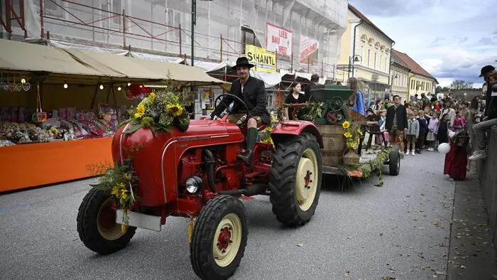 Der traditionelle Umzug am Samstag mit 20 Wägen eröffnete das 25. Eibiswalder Weinlesefest