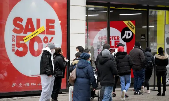 ABD0049_20210208 - WIEN - ÖSTERREICH: Eine Menschenschlange vor einem Geschäft auf der Mariahilfer Straße in Wien am Montag, 8. Februar 2021. In Österreich treten heute Lockerungen nach dem Lockdown in Kraft. - FOTO: APA/ROLAND SCHLAGER