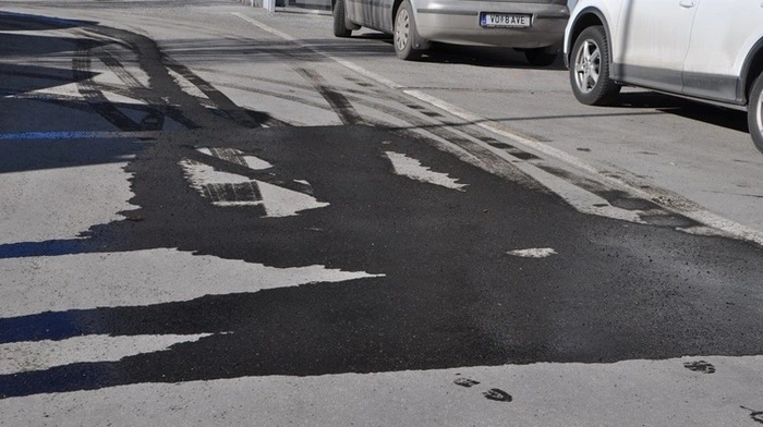 Nach einem technischen Gebrechen an der Treibstoffleitung eines PKW gelangte am Montagmittag Dieseltreibstoff auf einen Parkplatz in der Conrad-von-Hötzendorfstraße in Voitsberg.