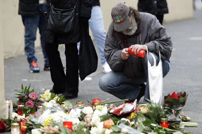 Am Dienstagmorgen steht der demolierte Sattelschlepper schief verkantet noch da. Die Windschutzscheibe des Lasters mit polnischem Kennzeichen ist zerstört, die Frontpartie verbeult. Es ist eine fast absurde Szene: Die blinkenden Leuchter des Abschleppwagens mischen sich mit der bunten Weihnachtsbeleuchtung. Gitter mit Planen sollen die Blicke Neugieriger fernhalten.  