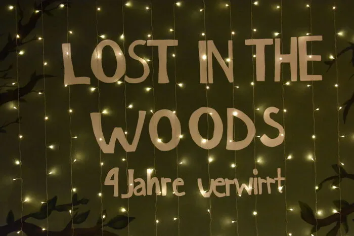 „Lost in the woods – vier Jahre verwirrt”, war das Motto des diesjährigen Maturaballs. Passend – denn der Eintritt in die festlich dekorierte Halle glich tatsächlich einem Portal in einen verzauberten Wald, in dem die Zeit kurz stillstand.