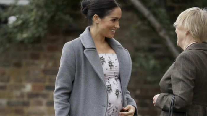 Ein warmer Mantel schützte Meghan beim Besuch in Twickenham gegen die Dezemberkälte.