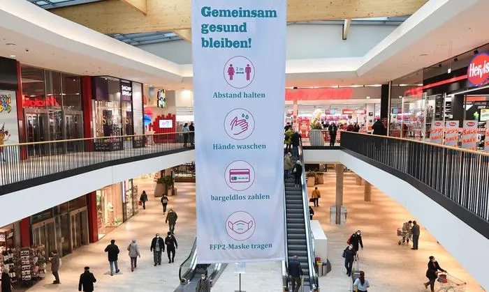 ABD0066_20210208 - WIEN - ÖSTERREICH: ++ THEMENBILD ++ Illustration zum Thema Einkaufszentrum / Handel. Im Bild: Personen in einem Einkaufszentrum aufgenommen am Montag, 8. Februar 2021, anl. eines Fototermins in Wien. Nach sechswöchigem Corona-Lockdown haben Händler und körpernahe Dienstleister wieder aufgesperrt. - FOTO: APA/HELMUT FOHRINGER