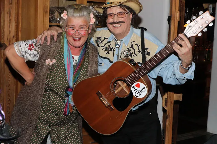 Der Gitarrenkursleiter Manfred J. Schusser war genau vor einem Jahr  beim 1. Simply-Guitar-Gschans im Gasthaus Derfler in Ternberg in Oberösterreich mit Kostüm und Gitarre live dabei! Heuer fand in der Doppler Stub’n, dem urigen Lokal von Manfred Hauer &amp; Annemarie Hauer  in St. Urban auch die erste, lustige Simply-Guitar-Faschingsparty mit Linedance und zahlreichen KursteilnehmernInnen und der Kursleiterin Claudia Schmölzer statt.Zu hören gab es alles was bereits in den Gitarrenkursen Modul 1+2 erlernt wurde, wie z.B. „Tom Dooley“, Old Mac Donald had a Farm“, „Sloop John B.“, „Swing low, sweet chariot“, „Marmor, Stein und Eisen bricht“, „Rote Lippen soll man küssen“, „Bossa Nova“, „These Boots are Made for walking“, „Anita“, „Jambalaya“, „Heisse Nächte in Palermo“ und „Bye bye Love“. Gesehen wurden: Tischlermeister Walter Grohschädl, die „Linedancers“ Karin Lederer, Burgi Huber und Christine Schusser.
