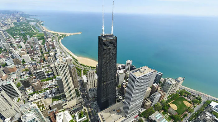 Windy City von oben: In den USA zieht das Hancock Observatory, auch 360 CHIGAGO genannt, zahlreiche Besucher in seinen Bann. Mit dem Aufzug geht es in nur 40 Sekunden auf eine Höhe von 300 Metern. Bei guter Sicht können Besucher insgesamt vier Bundesstaaten sehen. Wer einzelne Objekte näher heranziehen möchte, kann durch ein Teleskop schauen.