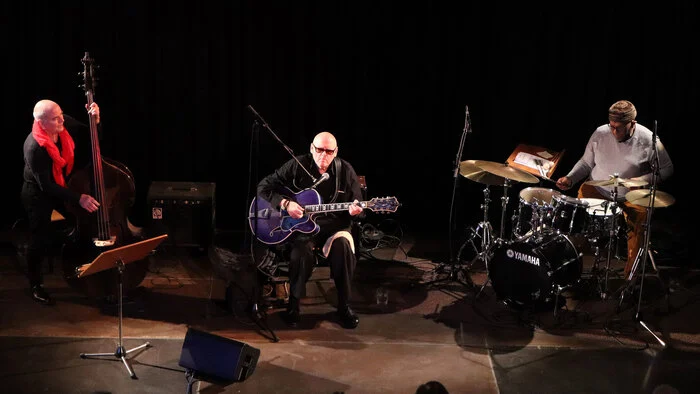 Gemeinsam, dem genialen Bassisten Peter Herbert und dem fantastischen Schlagzeuger Howard Curtis spielt und singt er sich durch das Great American Songbook, dass es eine wahre Freude ist. Leider konnte dem herausragenden Posaunisten (und Arrangeur etlicher Stücke) Ed Neumeister wegen Corona Positiv nicht in die Tiebelstadt kommen!
