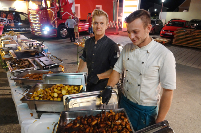 Spare Ribs, Calamari und weitere Grillspezialitäten, sowie  amerikanischen Süßigkeiten mit Hot Brownies und Apple Pie, bot das Grillbuffet.