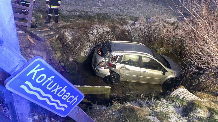 Gleich zwei Mal mussten Feuerwehren am Freitag ausrücken, um Autos zu bergen, die von der schneeglatten Fahrbahn abgekommen waren.
