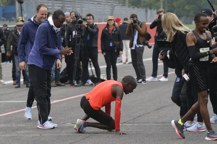 Nike hatte mit großem finanziellen und wissenschaftlichen Aufwand versucht, diese Schallmauer in der Leichtathletik zu durchbrechen.