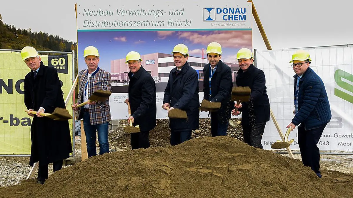 Spatenstich für das neuen Verwaltungs- und Distributionszentrum der Donau Chemie 