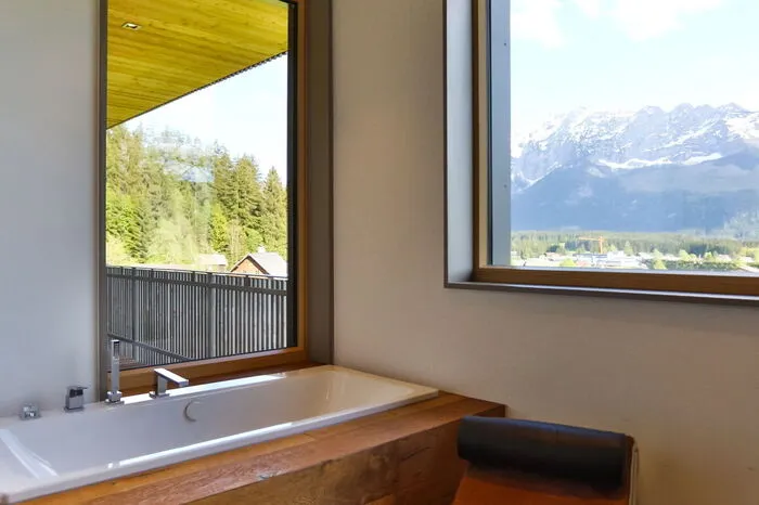 Selbst von der Badewanne im Schlafzimmer aus ist der Grimming ersichtlich.