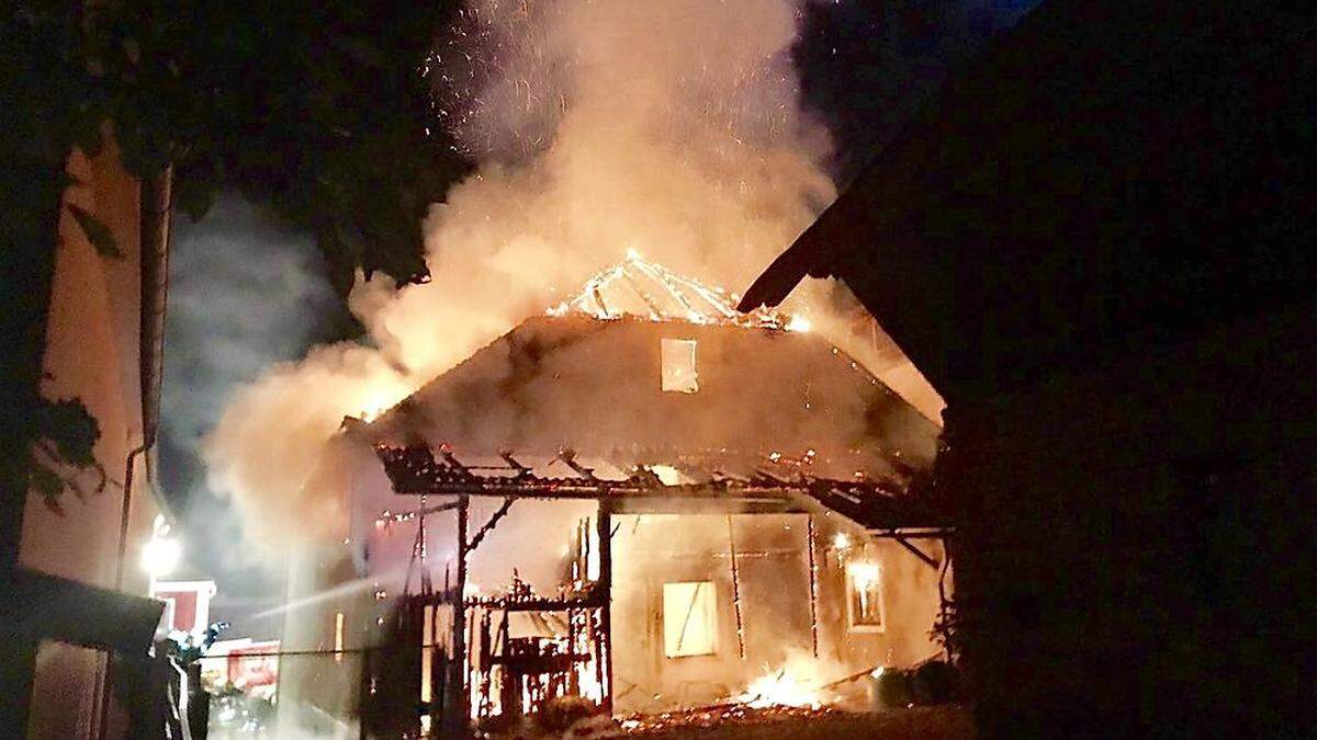 110 Feuerwehrmitglieder mit 14 Fahrzeugen standen im Einsatz