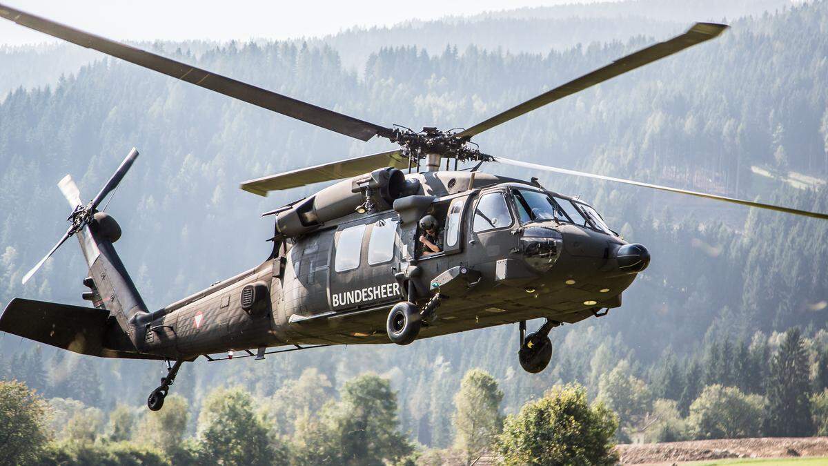 Neben einem Sikorsky S-70A &quot;Black Hawk&quot; ist bei der Übung auch ein Bell OH-58 &quot;Kiowa&quot; sowie ein Agusta Bell AB212 im Übungs-Einsatz
