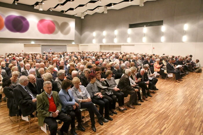 Über 600 Besucher hatten sich in der Blumenhalle eingefunden, ...