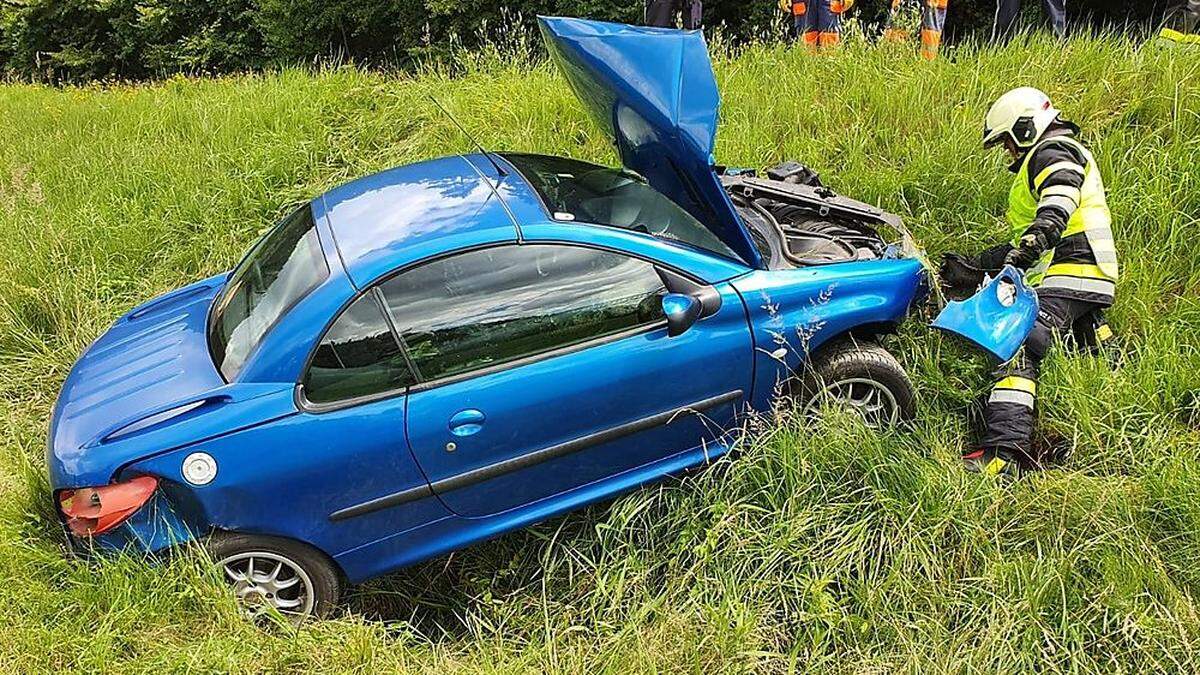 Der Wagen schlug unterhalb der Böschung auf und drehte sich