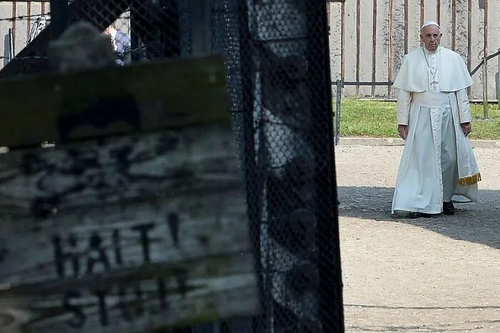 Im Vernichtungslager Birkenau will der Papst anschließend Holocaust-Überlebende treffen. Nach dem Besuch in Auschwitz wird Franziskus zunächst eine Kinderklinik besuchen und dann in Krakau auf dem Weltjugendtag den Kreuzweg beten