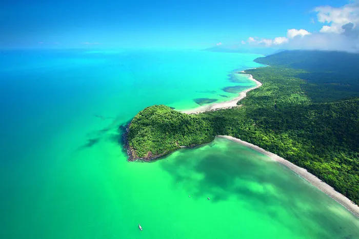 Im Norden von Queensland reicht der tropische Regenwald bis an die Küste heran. Daraus ergibt sich ein Nebeneinander zweier Weltnaturerbe-Attraktionen: Great Barrier Reef und der Daintree Rainforest.