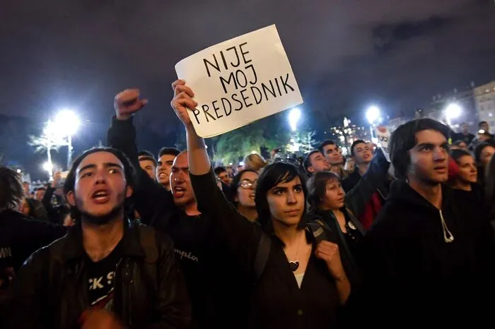 Sie hielten Transparente mit Parolen wie "Du bist nicht mein Präsident" in die Höhe und verliehen ihrem Protest mit Trommeln und Trillerpfeifen lautstark Ausdruck.