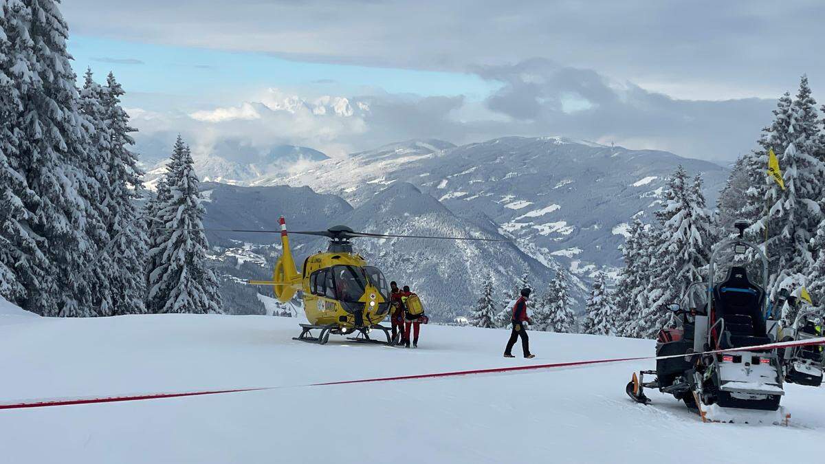 Einer der 16-jährigen Skifahrer musste mit dem Rettungshubschrauber ins Krankenhaus geflogen werden | Symbolbild