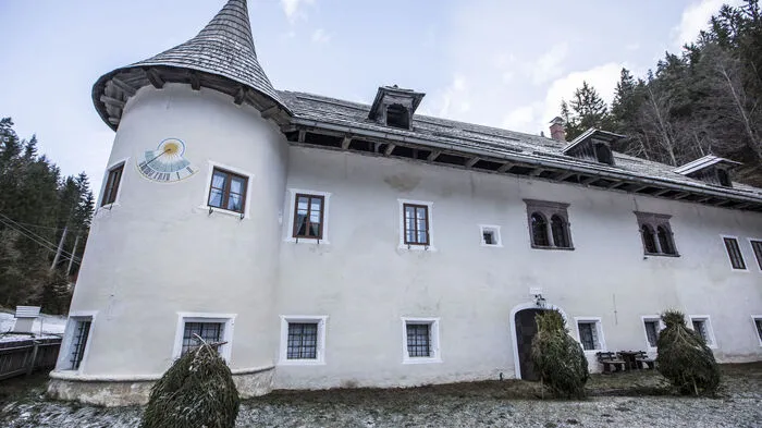 Schloss Kreuzen in der Gemeinde Paternion wurde als Jagdschloss für Kaiser Maximilian I errichtet. Er ging in der Gegend gerne auf Bärenjagd.