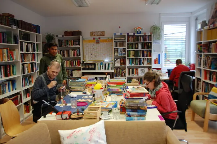 Gespendete Bücher werden archiviert und können kostenlos entlehnt oder gegen eine freiwillige Spende gekauft werden.
