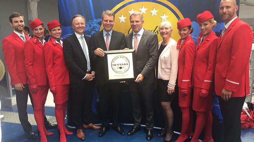 Räumte in Paris ab: das Team von Austrian Airlines rund um CEO Andreas Otto