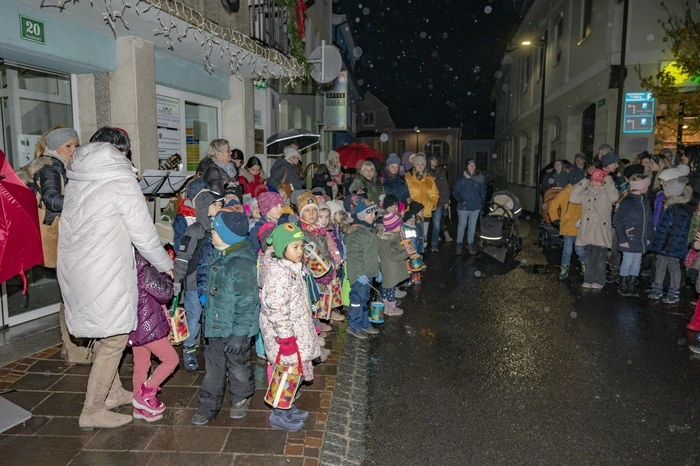 Der Adventmarkt am Hauptplatz bietet an seinen Ständen Kunsthandwerk, Bastelarbeiten und Kulinarik an und ist vom 1. bis 24. Dezember, jeweils Freitag bis Sonntag von 10:00 bis 18:00 Uhr geöffnet.   