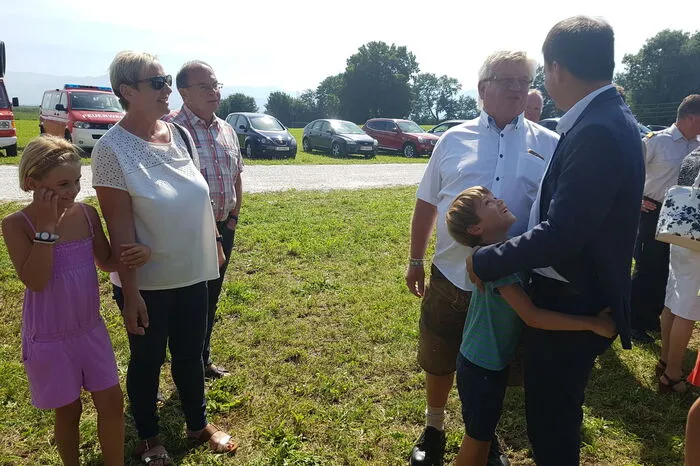 Auf einem Grundstück zwischen dem Sportplatz „Rote Erde“ und dem Friedhof wird in Kürze mit den Bauarbeiten zu dem neuen Feuerwehr-Gebäude begonnen, in ein bis eineinhalb Jahren sollten die Feuerwehrleute einziehen können.