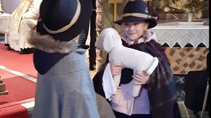 Kinderchristmette. Auf das Christkind einstimmen können sich Familien vielerorts mit dem Besuch einer Kinderchristmette. Eine „modernisierte Form“ bietet die Pfarrkirche St. Stefan bei Niedertrixen in Völkermarkt an. Die Kinderchristmette wird erstmals ohne Hirtenspiel, dafür mit Hirtenmusik um 14.45 Uhr eingeläutet – diese wird von den Kleinsten gestaltet. In der Messe wird die Weihnachtsgeschichte in kindergerechten Worten vorgetragen.