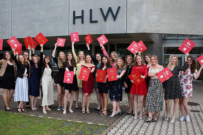 Ausgezeichneter Erfolg. Alexandra Berger, Gloria Londer, Lois-Marie Vince, Sophie Wedenig, Sophia Windbichler und Julia Zussner Guter Erfolg. Johanna Erian, Emma Gröning, Christina Jäger, Anna Kupper, Laura Lausegger, Anita Puff, Madeleine Schaffer, Chiara Scheiber, Jutta Seidl und Carolina StrasserBestanden. Melanie Heilinger, Kerstin Jeschonig, Zerina Mujanovic, Carmen Rosenwirth, Gudrun Schaunigg und Adriana Schellander