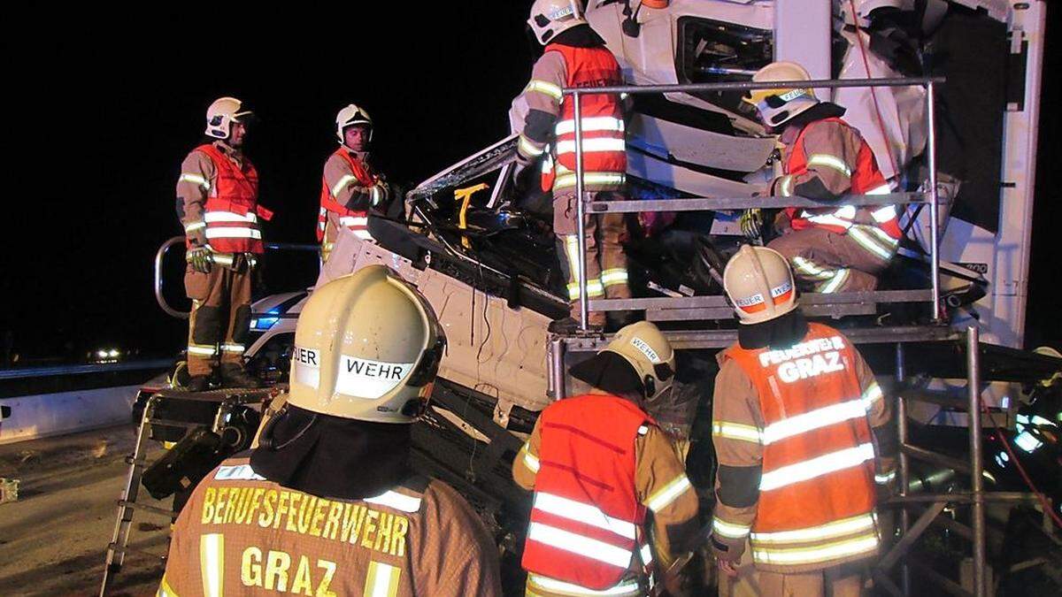 Lkw fuhr in einen Betonsockel: Lenker tot