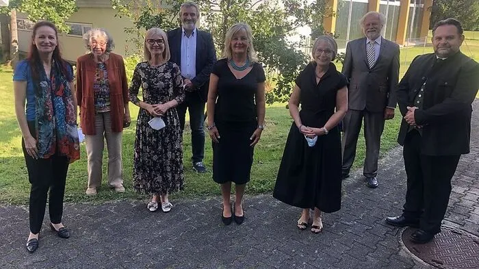 Michaela Karner (dritte von rechts) mit Ehrengästen und ihrem vorläufigen Nachfolger Friedrich Spies (rechts)