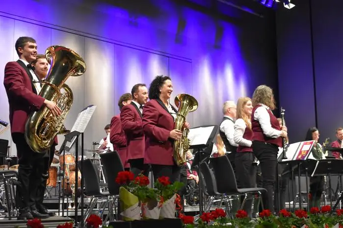 In der zweiten Hälfte glänzten Liebe und Sehnsucht: Die Offenburger Stadtkapelle unter der Leitung von Ansgar Sailer präsentierte „Omens of Love“ sowie ein getragenes „Aladdin Medley“.