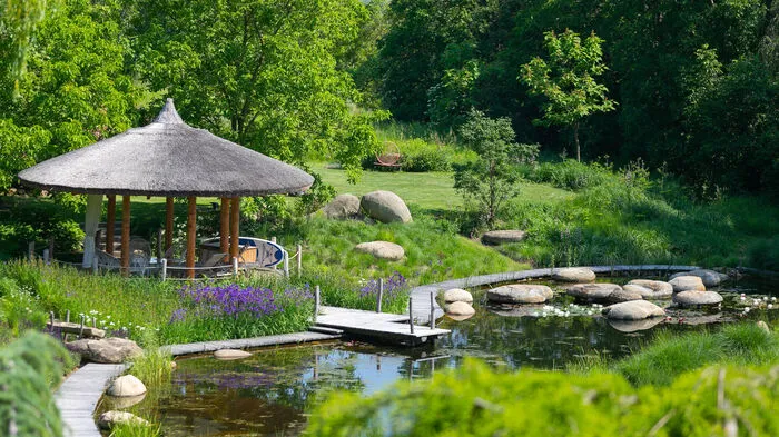 Auf dem Weg durch den Schaugarten im Südburgenland kommt man auch zum Badeteich. Steine aus aller Welt zieren die unterschiedlich angelegten Themengärten im Garten der Seele.