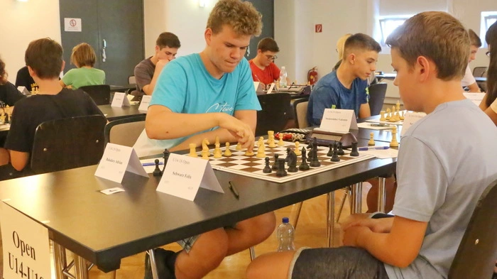 Der Murecker Lokalmatador Adrian Bakalarz (links) spielt bei den Steirischen Jugendschach-Open