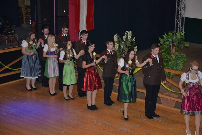 Dire Ballgäste wurden mit einer aufwendig gestalteten Polonaise auf die Ballnacht eingestimmt.