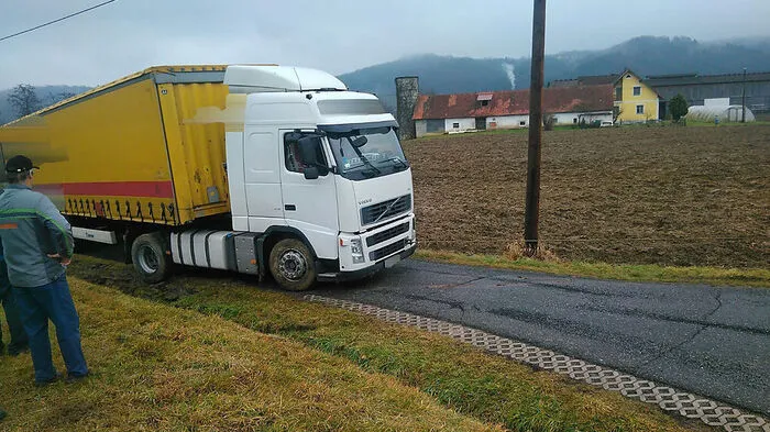 Der polnische Lkw blieb im Gatsch stecken.