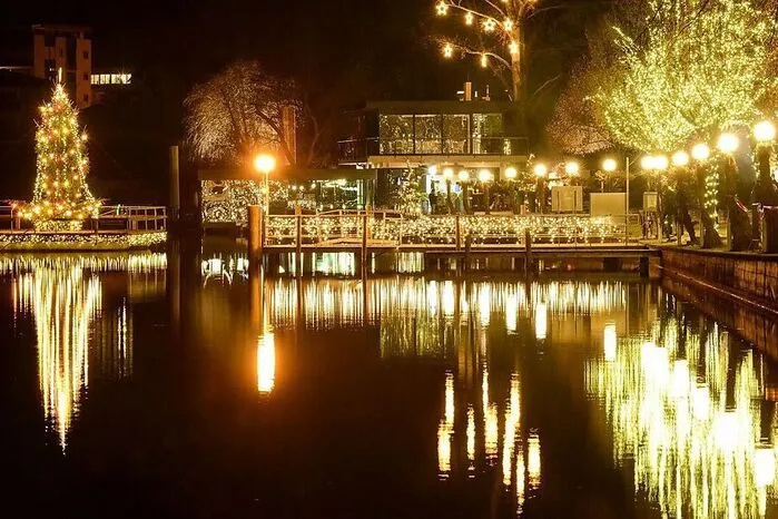 Beim stillen Advent vor dem Parkhotel Pörtschach sorgt heuer ein Sternenweg für zusätzlichen Lichterglanz. Dieser führt von der Promenade bis zur Blumeninsel. Bei den Verkaufsständen werden Handwerk und Tradition großgeschrieben.Stiller Advent. Ab 24. 11., freitags 15 bis 19 Uhr,samstags und sonntags 13 bis 19 Uhr.