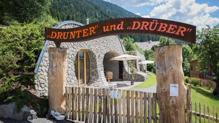 "Drunter und Drüber" heißen die beiden Erdhäuser, die Petra und Werner Morgenfurt am Weißensee umgesetzt haben.