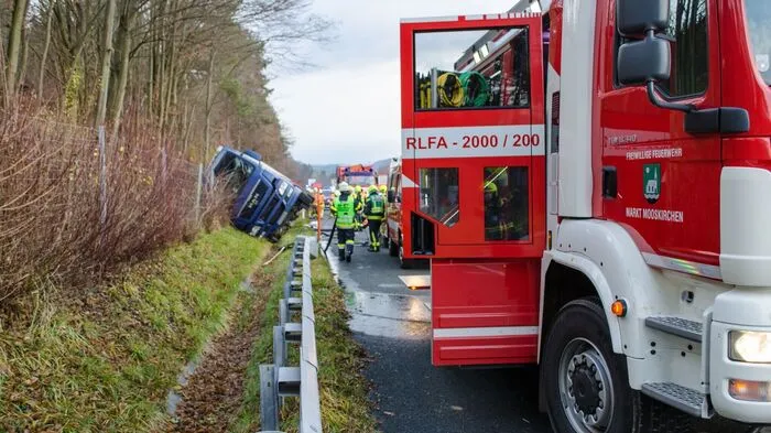 Auf der A2 in Fahrtrichtung Klagenfurt, kurz nach der Autobahnabfahrt Mooskirchen, lag ein Lkw im Straßengraben. 800 Liter Diesel sind ausgeflossen, es herrschte Umweltalarm. Drei Feuerwehren und die Asfinag waren im Einsatz.