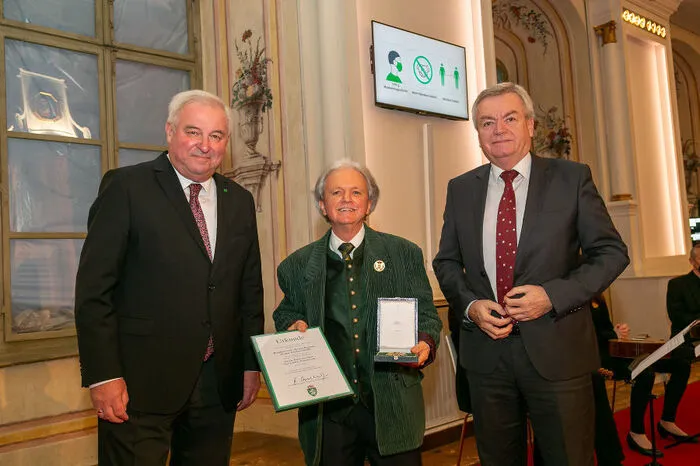 Für sein Engagement als Präsident des Steirischen Naturschutzbundes wurde Johannes Gepp mit dem Großen Ehrenzeichen des Landes Steiermark geehrt.